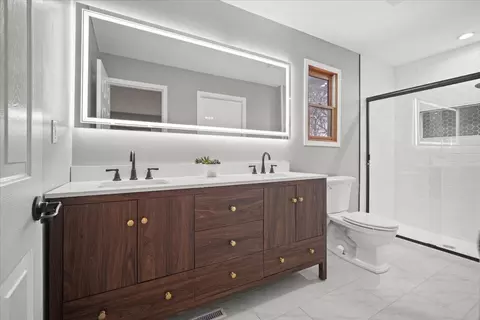 Bath - Undisclosed, Bloomington, IL 61701 photo 1 of 3