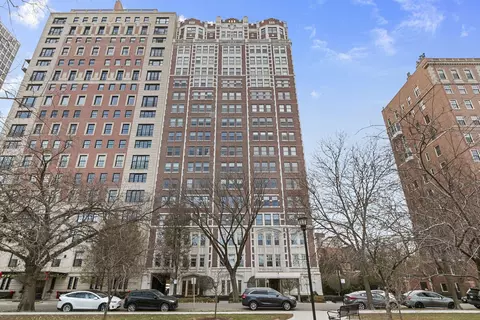 2440 N Lakeview Ave #16D, Chicago, IL 60614