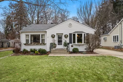 91 Roosevelt St, Saint Charles, IL 60174