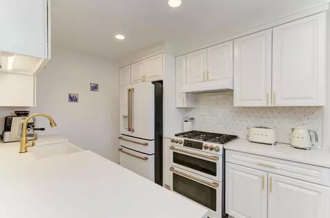 Kitchen - 1680 Pebble Beach Cir, Elgin, IL 60123 photo 3 of 5