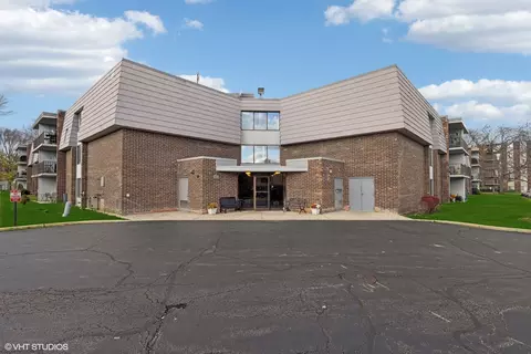 924 S Lake Ct #208, Westmont, IL 60559