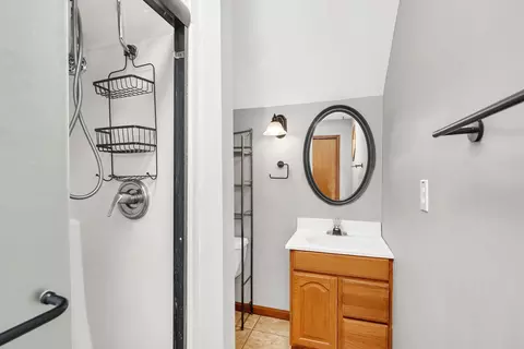 Bath - 427 Johnson Ave, Morris, IL 60450 photo 1 of 2