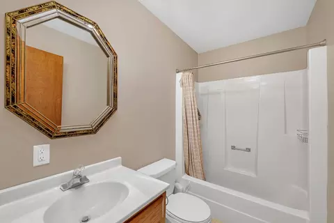 Bath - 427 Johnson Ave, Morris, IL 60450 photo 2 of 2