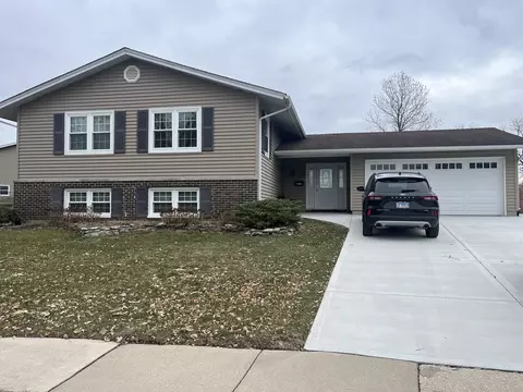 7 Wolfe Ct, Woodridge, IL 60517