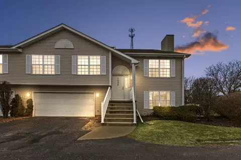1036 Castleshire Dr, Woodstock, IL 60098