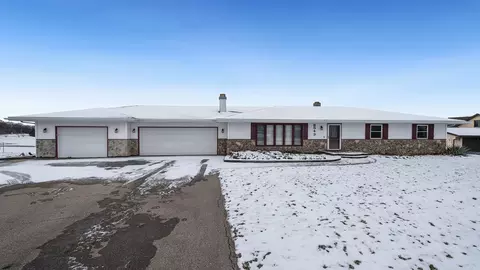 8543 Valley View Dr, Byron, IL 61010