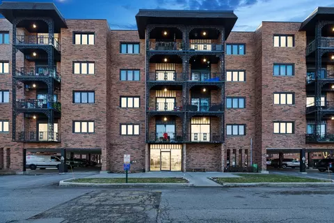 9355 Landings Ln #302, Des Plaines, IL 60016