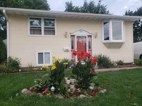 624 Westwind Dr, Carpentersville, IL 60110