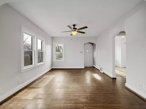 Living - 556 Binder St, Aurora, IL 60505 photo 2 of 3