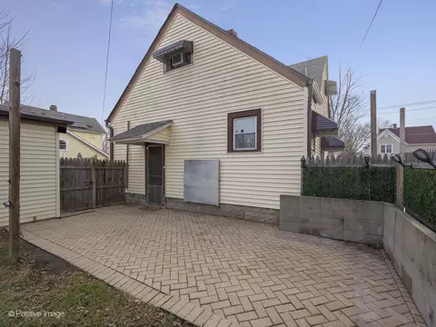 Exterior - 556 Binder St, Aurora, IL 60505 photo 3 of 7