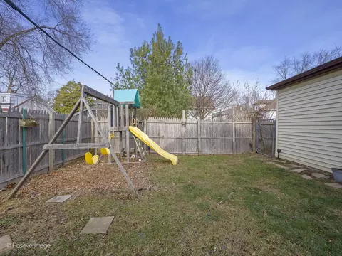 Exterior - 556 Binder St, Aurora, IL 60505 photo 5 of 7
