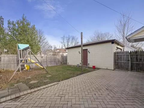 Exterior - 556 Binder St, Aurora, IL 60505 photo 6 of 7