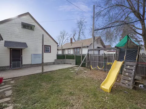 Exterior - 556 Binder St, Aurora, IL 60505 photo 4 of 7