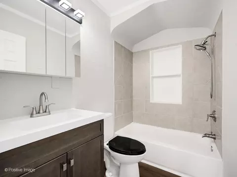 Bath - 556 Binder St, Aurora, IL 60505 photo 1 of 1