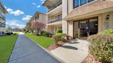 6252 S Gullikson Rd #1S, Chicago, IL 60638