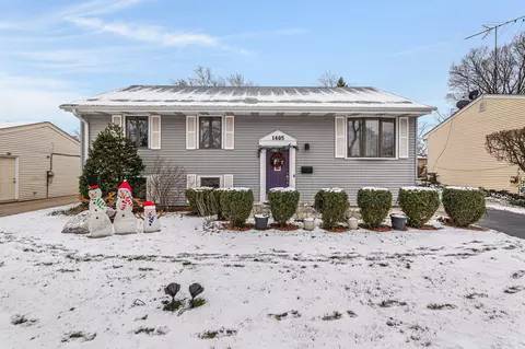1405 Palm Dr, Wheeling, IL 60090