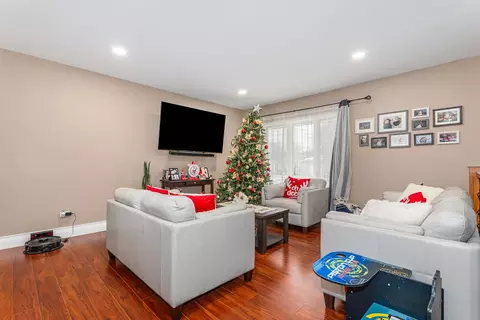 1405 Palm Dr, Wheeling, IL 60090 photo 2