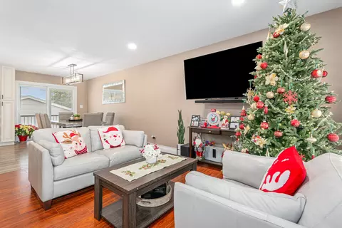 1405 Palm Dr, Wheeling, IL 60090 photo 4
