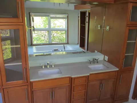 Bath - 128 Riverside Rd, Riverside, IL 60546 photo 2 of 4