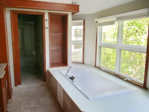 Bath - 128 Riverside Rd, Riverside, IL 60546 photo 3 of 4