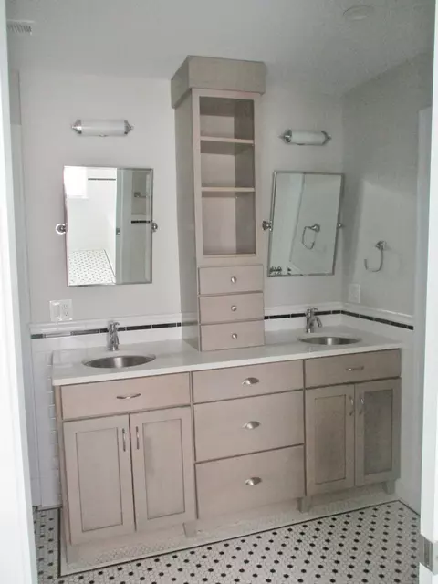 Bath - 128 Riverside Rd, Riverside, IL 60546 photo 4 of 4