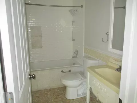 Bath - 128 Riverside Rd, Riverside, IL 60546 photo 1 of 4