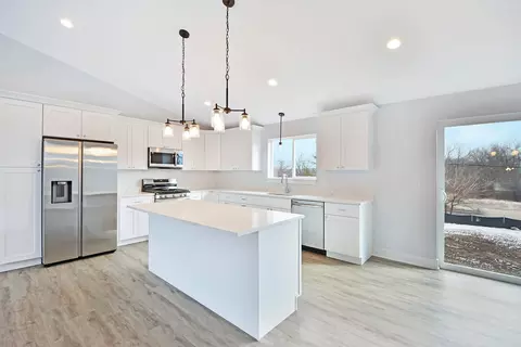 Kitchen - 705 Fox Trail Ter, Cary, IL 60013 photo 3 of 4