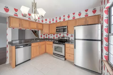 Kitchen - 586 Dunham Rd, Gurnee, IL 60031 photo 2 of 2