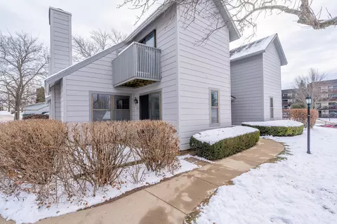 586 Dunham Rd, Gurnee, IL 60031