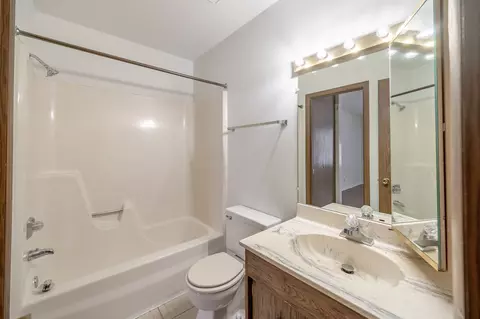 Bath - 586 Dunham Rd, Gurnee, IL 60031 photo 3 of 3