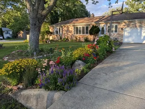 2 N653 Diane Ave, Glen Ellyn, IL 60137