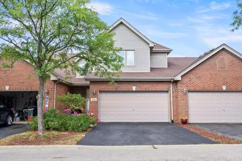 446 Meadows Edge Ln, Lisle, IL 60532