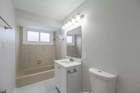 Bath - 1302 Evergreen St, Wheaton, IL 60187 photo 1 of 1