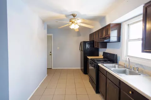 Kitchen - 857 N Evergreen Ave, Kankakee, IL 60901 photo 2 of 2