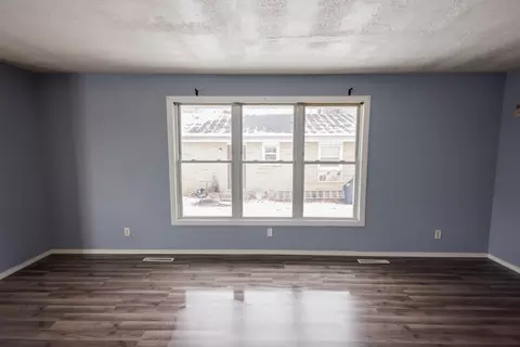 Living - 857 N Evergreen Ave, Kankakee, IL 60901 photo 2 of 3
