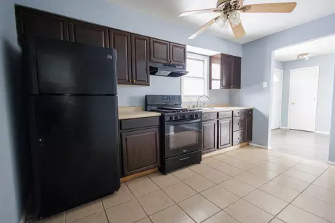 Entry Way - 857 N Evergreen Ave, Kankakee, IL 60901 photo 1 of 2