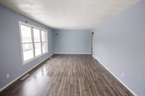 Living - 857 N Evergreen Ave, Kankakee, IL 60901 photo 1 of 3