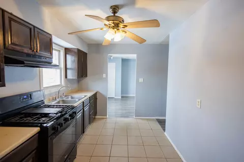 Entry Way - 857 N Evergreen Ave, Kankakee, IL 60901 photo 2 of 2