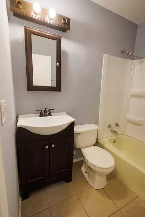 Bath - 857 N Evergreen Ave, Kankakee, IL 60901 photo 2 of 2