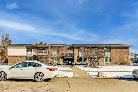 451 Raintree Ct #2B, Glen Ellyn, IL 60137