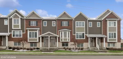 420 N Cass Ave #4, Westmont, IL 60559