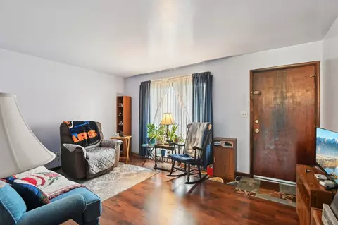Living - 780 Laurel Dr, Aurora, IL 60506 photo 1 of 2