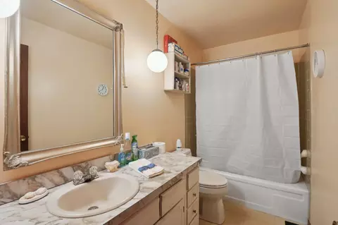 Bath - 780 Laurel Dr, Aurora, IL 60506 photo 1 of 1