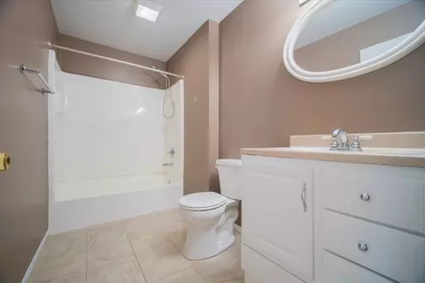 Bath - 813 Bell St, Bloomington, IL 61701 photo 2 of 2