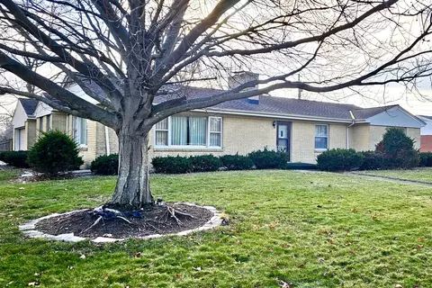 2117 E Gate Pl, Bloomington, IL 61701