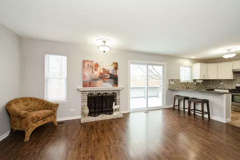 Living - 6869 Hampton Cir, Gurnee, IL 60031 photo 1 of 1