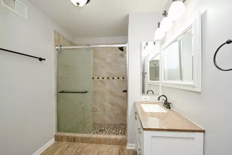 Bath - 6869 Hampton Cir, Gurnee, IL 60031 photo 2 of 2