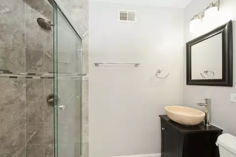 Bath - 6869 Hampton Cir, Gurnee, IL 60031 photo 1 of 2