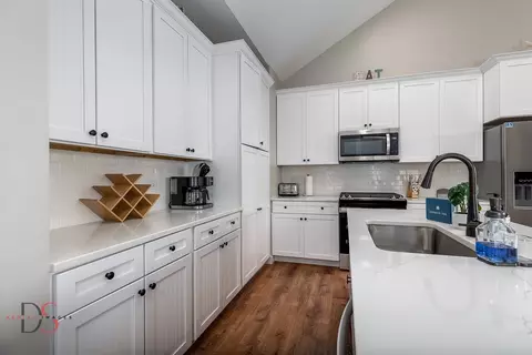 Kitchen - 100 Great Loop Dr #38, Ottawa, IL 61350 photo 2 of 3