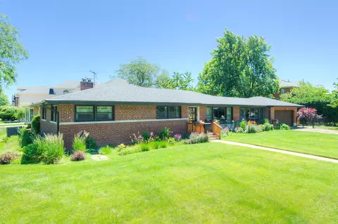 7055 N Kilbourn Ave, Lincolnwood, IL 60712